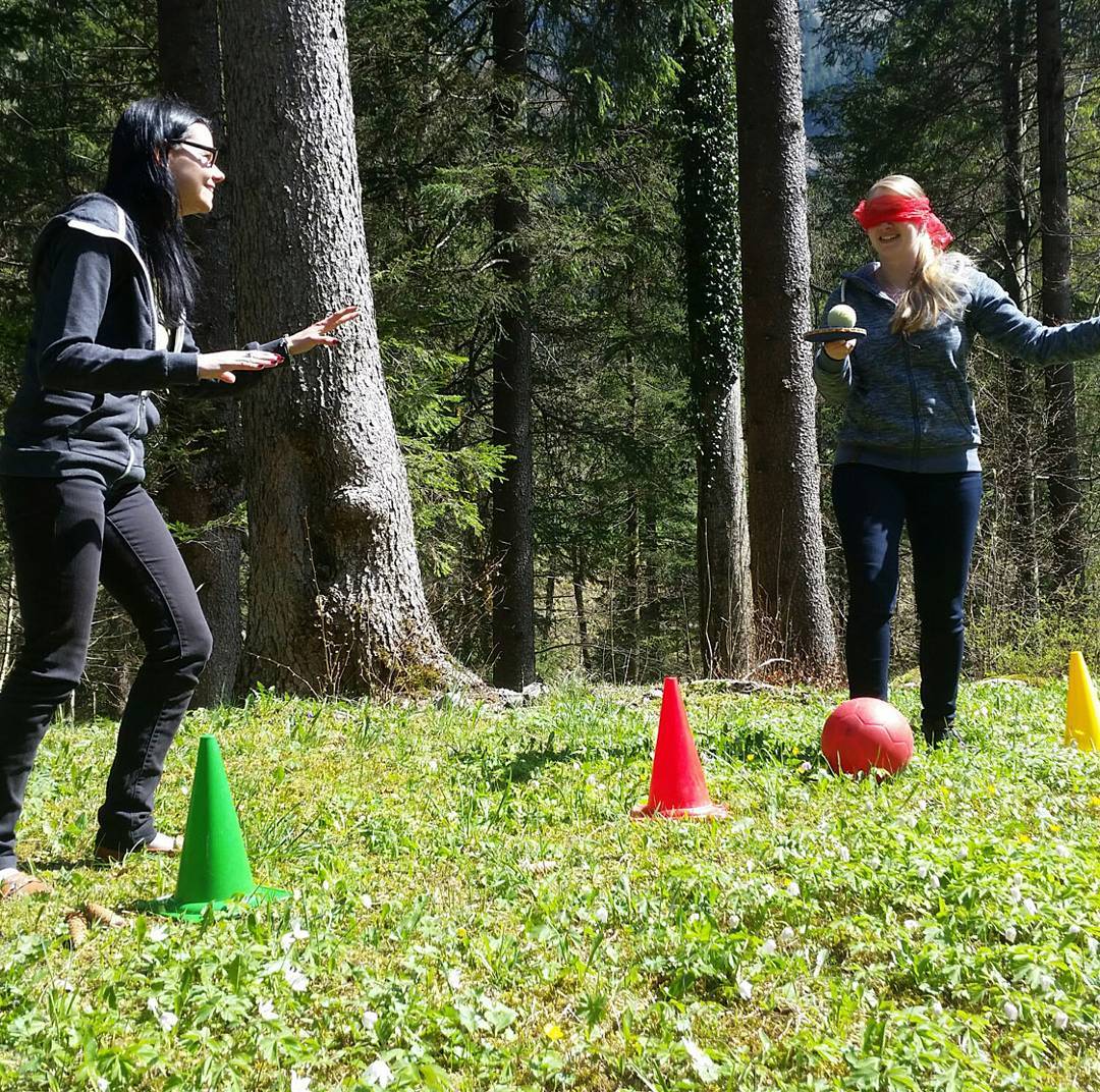 Sommerspiele, Feuerlaufen, Trotti-Plausch, Höhlentour... Diese abenteuerlichen Aktivitäten entfachen in jedem das Feuer - und das sogar auf 2‘000 m ü. M.! Unvergessliche Gruppenerlebnisse mit magischen Augenblicken könnt ihr bei uns erleben. Gebt uns eure Wünsche bekannt und wir stellen euch eine massgeschneiderte Offerte zu! Hier geht’s zu unsern Gruppenerlebnissen im Sommer... https://www.melchsee-frutt.ch/gruppen/gruppenerlebnisse-sommer/ #gruppen #erlebnisse #sommer #melchseefrutt #magischemomente #jetztbuchen