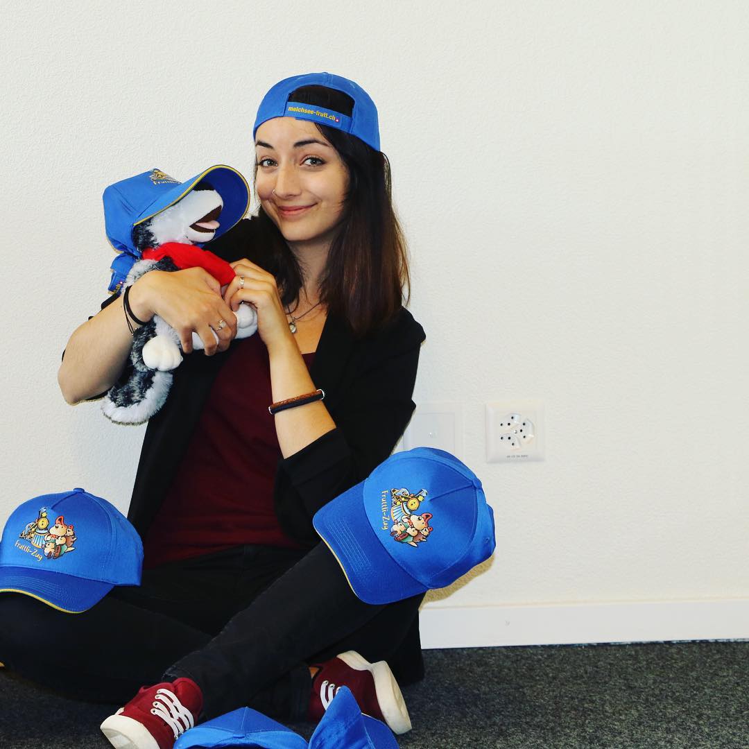 Die neuen Kindercaps sind da - ab sofort erhältlich!  Eigentlich wollten wir ein seriöses Bild, unser Büromaskottchen (der Hund) war da aber anderer Meinung.?? #officefun #kids #cap #fruttlizug #melchseefrutt