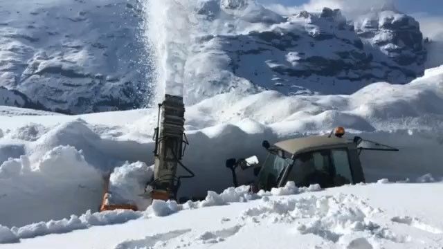 Der Mai macht was er will...? Schneefräsen im Gebiet Tannalp, Anfang dieser Woche. ? #melchseefrutt #schneefräsen #tannalp #work #snow #spring