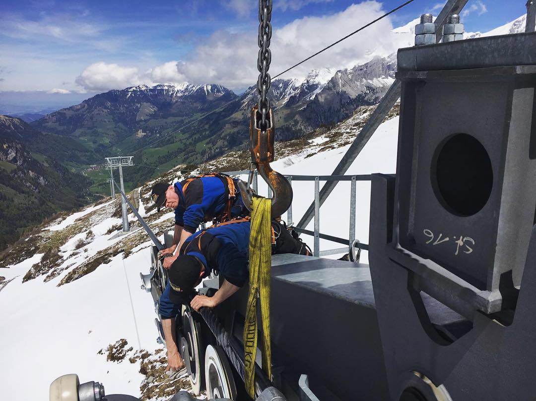 Was wir so tun während der Zwischensaison.? #hardwork #melchseefrutt #seilbahn #cablecar #mountains