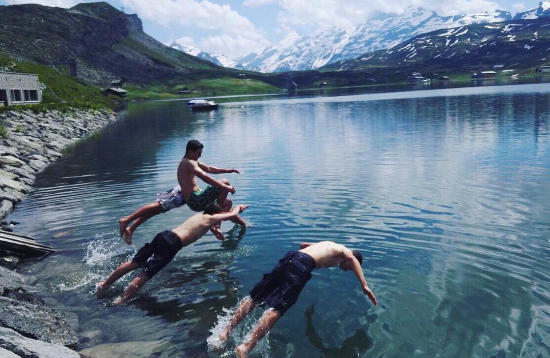 Die EWO-Lehrlingswoche endet mit einer Abkühlung im Melchsee bei erfrischenden 8 °C.??? #ewo #melchsee #swim #melchseefrutt #cold #sunnyday #fun #whataboutyou #myswitzerland