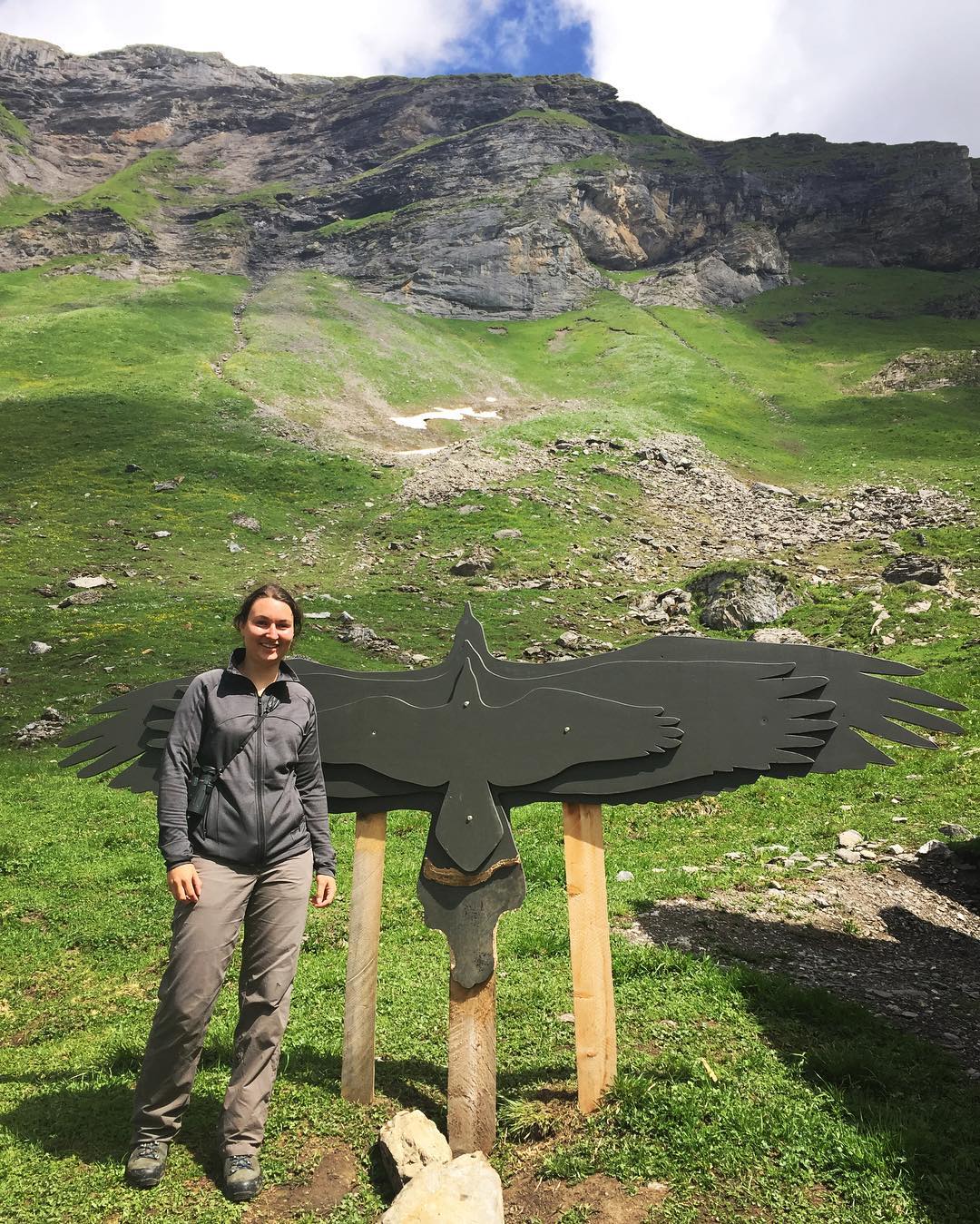 Eine der beiden Betreuerinnen vom Bartgeier-Infostand: Nina Pfister. Die beiden wissen alles, was man über Bartgeier wissen kann. #melchseefrutt #nature #bartgeier #watchingwildlife #hengliboden #switzerland