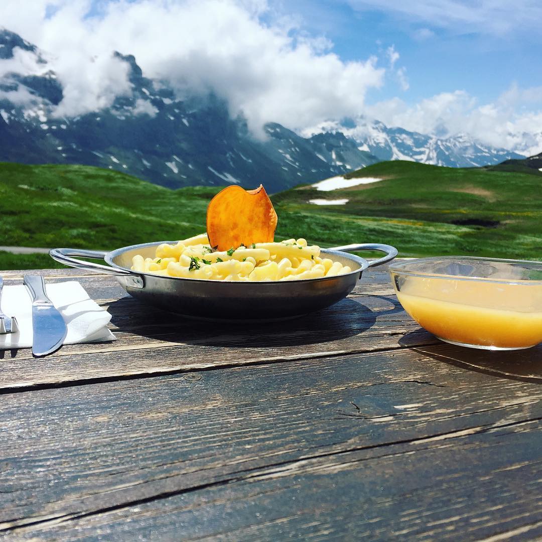 Zmittag beim Berggasthaus Tannalp - mit dieser Aussicht.? Was will man mehr? #tannalp #melchseefrutt #food #nature #awesome #sunny #switzerland