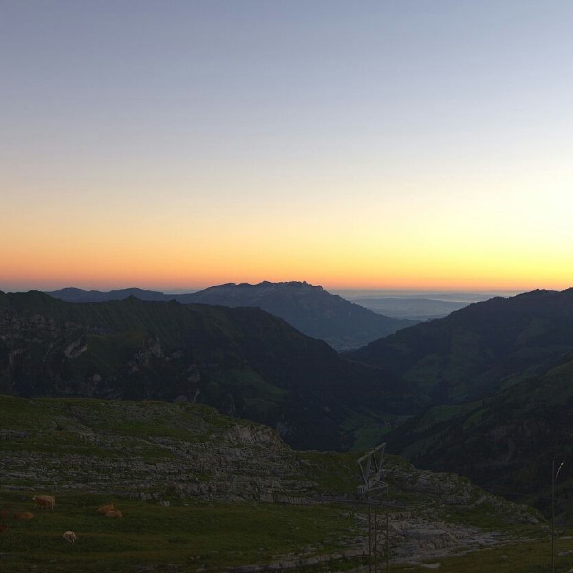 Guten Morgen liebe Frutt-Freunde - ein herrlicher Tag steht uns bevor! Heute findet bei uns das Frutt-Schwinget statt und die Bösen greifen sich bei einmaliger Atmosphäre an die Zwilchhosen. Zudem könnt ihr heute von unserem Preis-Hit profitieren und dabei sogar noch gratis Sonne tanken! Für nur 13 Franken könnt ihr mit der Gondelbahn Stöckalp - Melchsee-Frutt eine Retourfahrt geniessen. Wir freuen uns auf euren Besuch! Happy Weekend allerseits... #gutenmorgen #schwingen #preishit #gratissonnetanken #einfachherrlich #weloveit #happyweekend #melchseefrutt #nofilterneeded