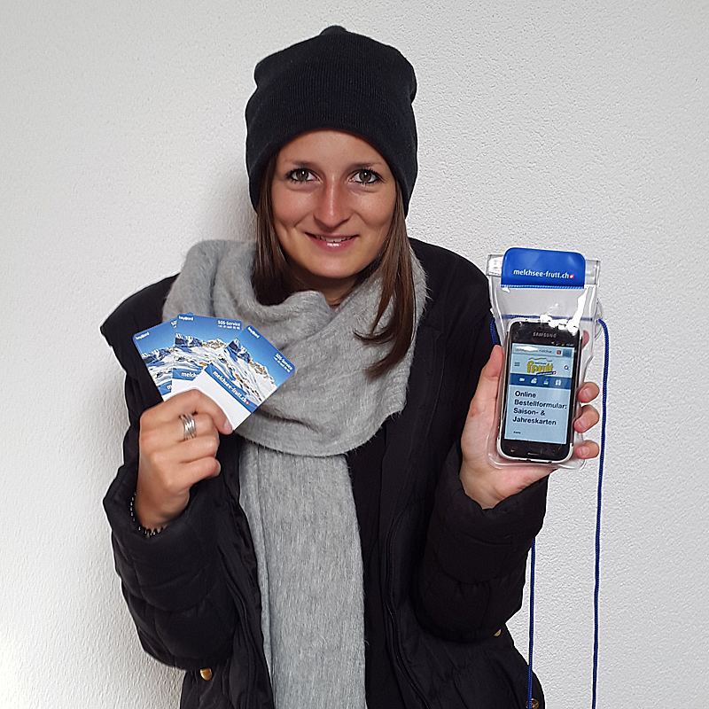 Unsere Handy-Taschen sind eingetroffen!  Alle, die eine Wintersaison- oder Jahreskarte sowie einen Schneepass Zentralschweiz bei uns kaufen, erhalten diese praktische Handy-Tasche als Treuegeschenk! Die Hülle schützt nicht nur gegen Nässe, Kälte und Dreck - das Handy kann in der Hülle auch gleichzeitig noch bedient werden! Am besten bestellt ihr gleich jetzt eure Karten online oder ihr schaut vom 7. bis 25. November 2016 beim Vorverkaufsbüro in Kerns vorbei. Es lohnt sich auf jeden Fall! #melchseefrutt #vorfreude #winterahoi #snow #vorverkauf #sale #winterseason