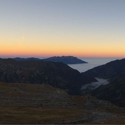 Und gleich noch einmal solch ein goldiger Herbsttag! Heute gibt’s bei uns wieder herrliches Wanderwetter. Also, raus aus dem Nebel und ab nach Melchsee-Frutt! #goldigerherbst #wanderwetter #nebelmeer #einfachherrlich #nofilter #weloveit #melchseefrutt