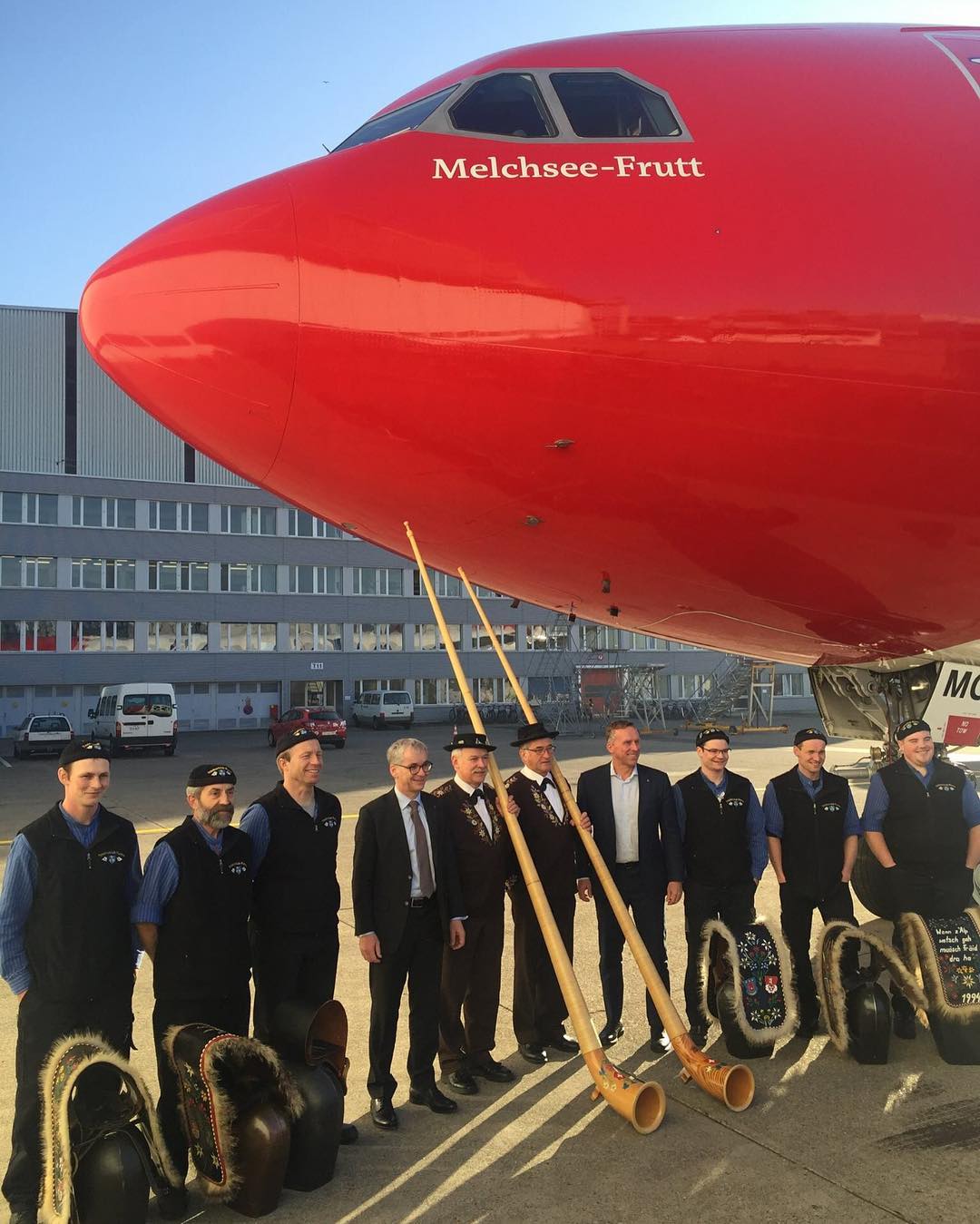 Frisch getauft auf den Namen «Melchsee-Frutt»✈️? Mit Trinklern und Alphornklängen wurde gestern die erste A340-Maschine der @flyedelweiss-Flotte auf den Namen «Melchsee-Frutt» getauft. Wir sind mächtig stolz, dass die Frutt nun auch in der Luft vertreten ist und die Welt erkunden wird! ? #melchseefrutt #flyedelweiss #edelweiss #flight #airplane #new #happy