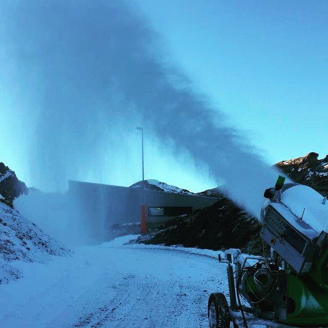 Der Countdown läuft! Morgen werden unsere Drehkreuze für den ordentlichen Winterbetrieb geöffnet und wir bieten unseren Gästen Schneesportvergnügen rund um den Bonistock. Unsere Crew ist rund um die Uhr im Einsatz und bereitet die Pisten mit grösster Sorgfalt vor. Dank technischer Beschneiung können folgende Pisten geöffnet werden:
>> Piste Bonistock – Paradiesli
>> Piste Bonistock – Melchsee-Frutt
Alle weiteren Infos zum Saisonstart findet ihr auf unserer Website. Wir freuen uns auf einen sonnigen Saisonstart mit euch! #winterseason #saisonstart #vorfreude #snow #weareready #winter #melchseefrutt