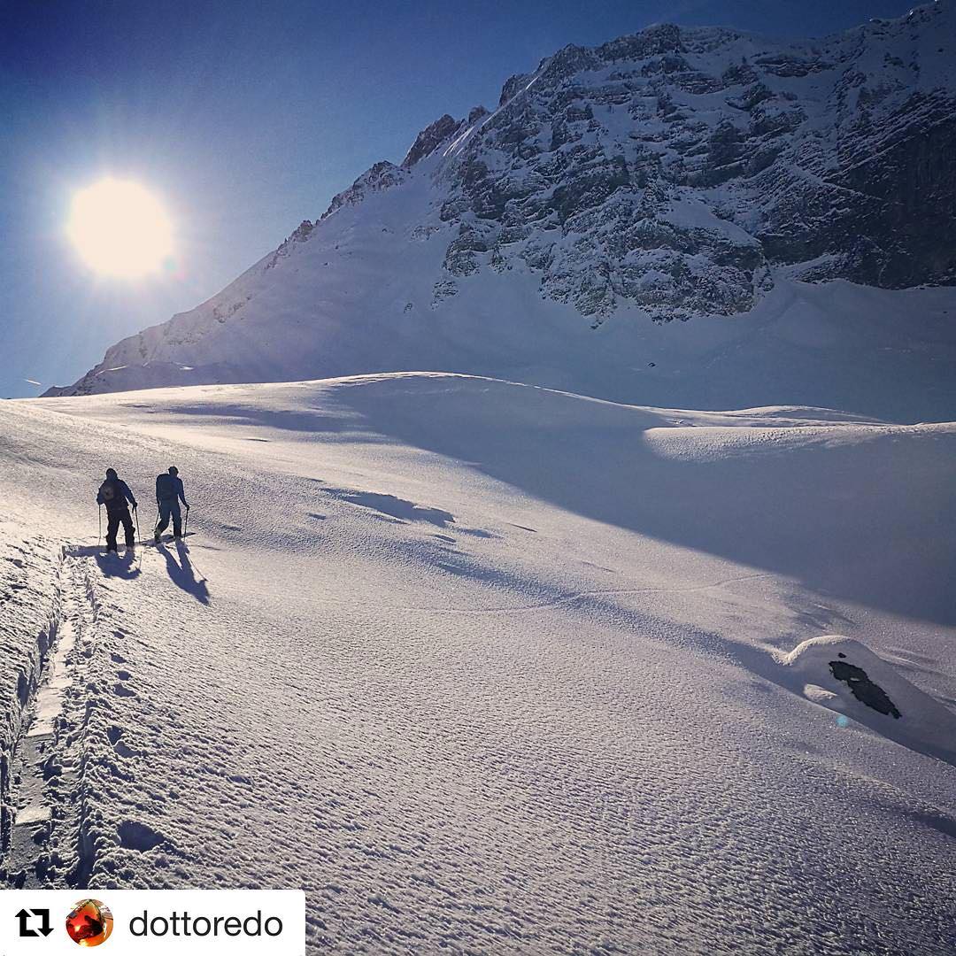 #Repost @dottoredo
・・・
3 Papas searching for lonely tracks and stairways to fluffy snow.
#swissdads #centralswitzerland  #melchseefrutt #heavylegs #lovemyjj