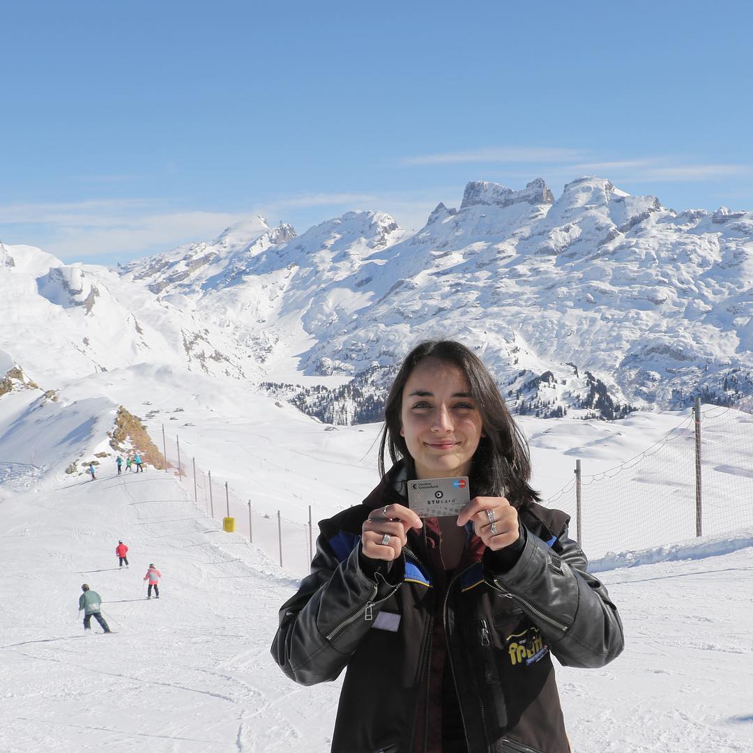 Mitarbeiter-Tipp - Aline Hug empfiehlt: Vergünstigt Skiticket kaufen mit STUcard. #wussteSTUdass STUcard-Besitzer auf die Tageskarte eine Vergünstigung erhalten? Ab 20 Jahre kostet das Skiticket noch CHF 40.- statt 50.-, mit 16-19 Jahre kostet es CHF 31.- statt 38.- #stucard #winter #mitarbeiter #melchseefrutt #skiing #snowboarding #profit #sunny