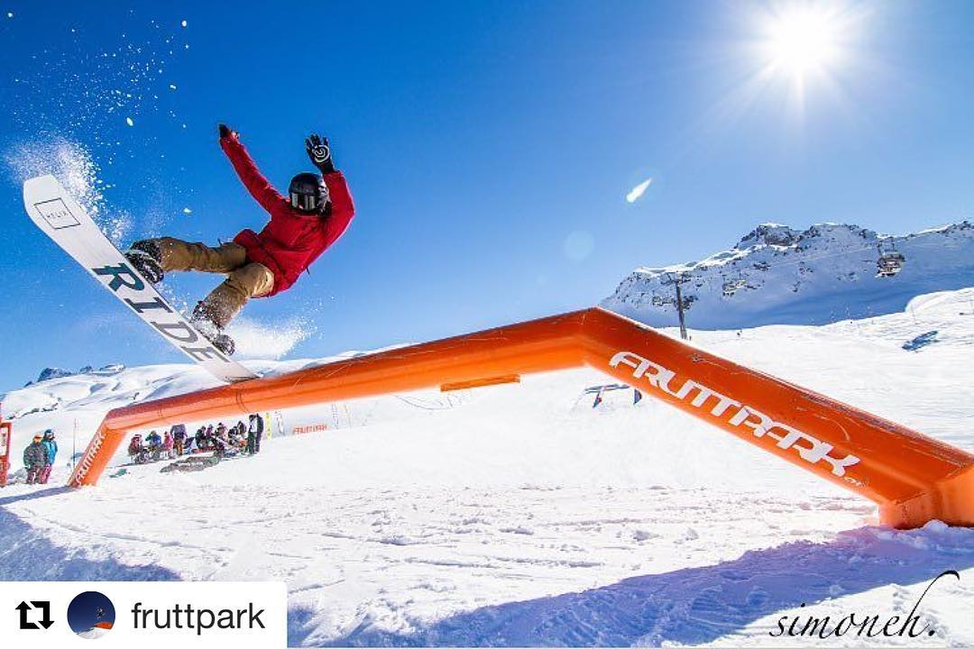 #Repost @fruttpark Wie wär's mit Jibben im fruttpark?! ?
・・・
fruttpark.ch at it's best. @jannisleitner mit einem Tailpreds während der Photocompetition 2017. Foto by @simoneh_photography #style #aframe #quarter #photocompetition #freestyle #jibben