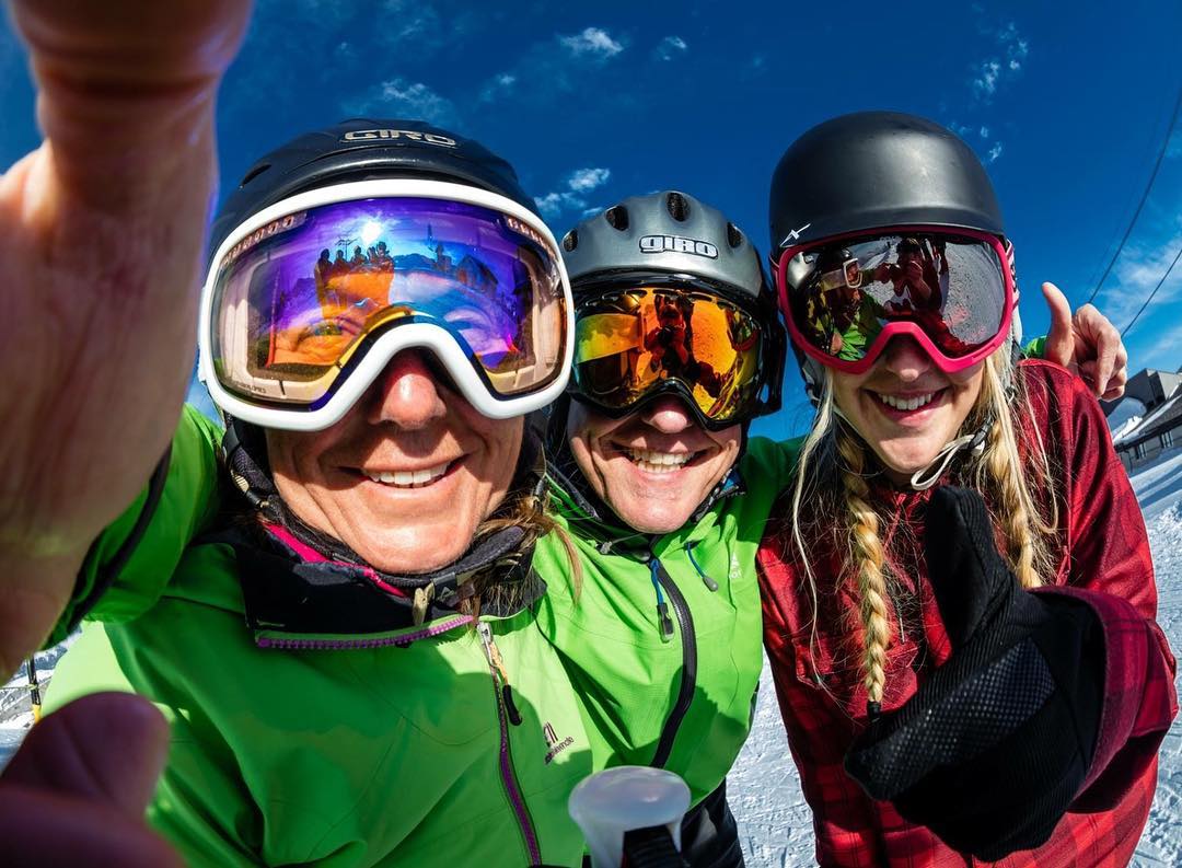 WIR SUCHEN EUCH!
Wolltet ihr schon immer mal erleben wie es ist Fotomodel zu sein?? Wir suchen für neue Winterbilder Darsteller, die einen halben oder ganzen Tag lang den Wintersport vor der Kamera vorführen. Natürlich gibt’s für euren Einsatz eine Gegenleistung. ?  Es kann sich von Klein bis Gross jeder melden, denn es werden immer verschiedene Alterskategorien und Familien gesucht. 
Wann ein Fotoshooting stattfindet, wird jeweils sehr spontan entschieden. Ein Shooting ist sehr abhängig von den aktuellen Schnee- und Wetterverhältnissen und kann auch nur einen halben Tag dauern.
Wenn ihr euch gemeldet habt und wir ein Datum festlegen, werden wir euch kontaktieren um zu fragen, ob es an diesem bestimmten Datum geht.  Interesse geweckt? Um euch dafür anzumelden oder Fragen dazu habt, könnt ihr euch melden bei: freunde@melchsee-frutt.ch  Es wäre toll wenn ihr in eurer Nachricht folgende Angaben einfügt: Welchen Wintersport ihr macht (Skifahren, Snowboarden, Schlitteln, Schneeschuhlaufen, Langlauf...), wie alt ihr seid und wenn möglich ein Bild von euch beifügt.  Teilen erwünscht! ? Und wenn ihr jemand kennt, der Interesse hat, dürft ihr das gerne weitersagen! Oder wenn ihr jemanden kennt, der jemand kennt, der jemand kennt… ?#melchseefrutt #photography #shooting #model #nature #mountains #photo #picture