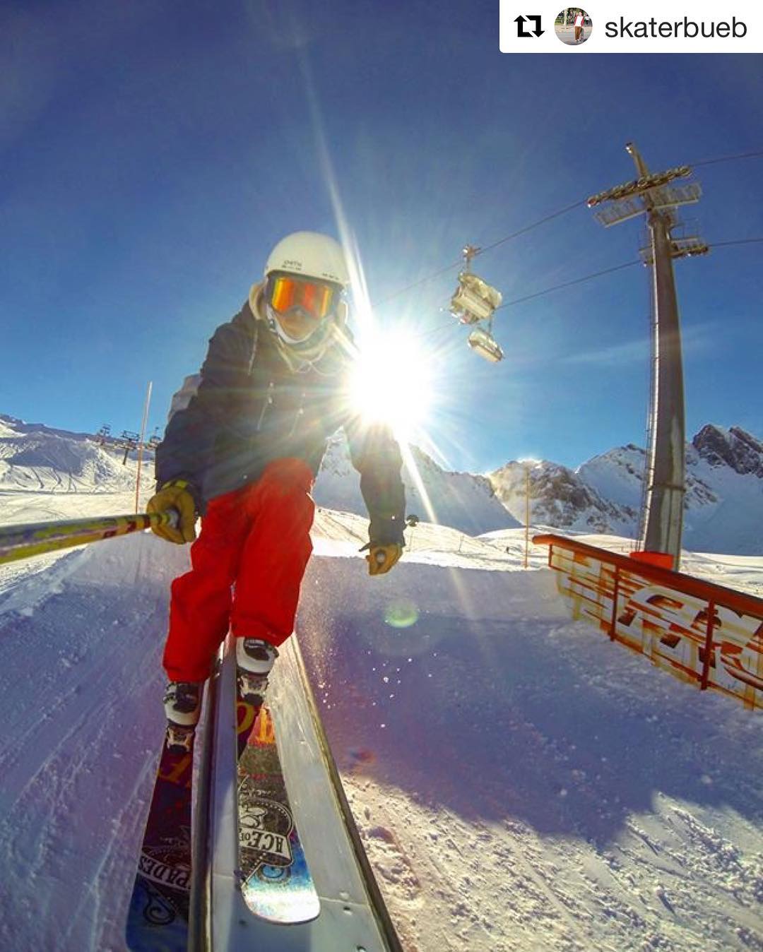 #Repost @skaterbueb Schnappschuss im @fruttpark ???・・・
ski slidin at #fruttpark #skiing #freeski #park #snow #sun #gopro #selfie #slide