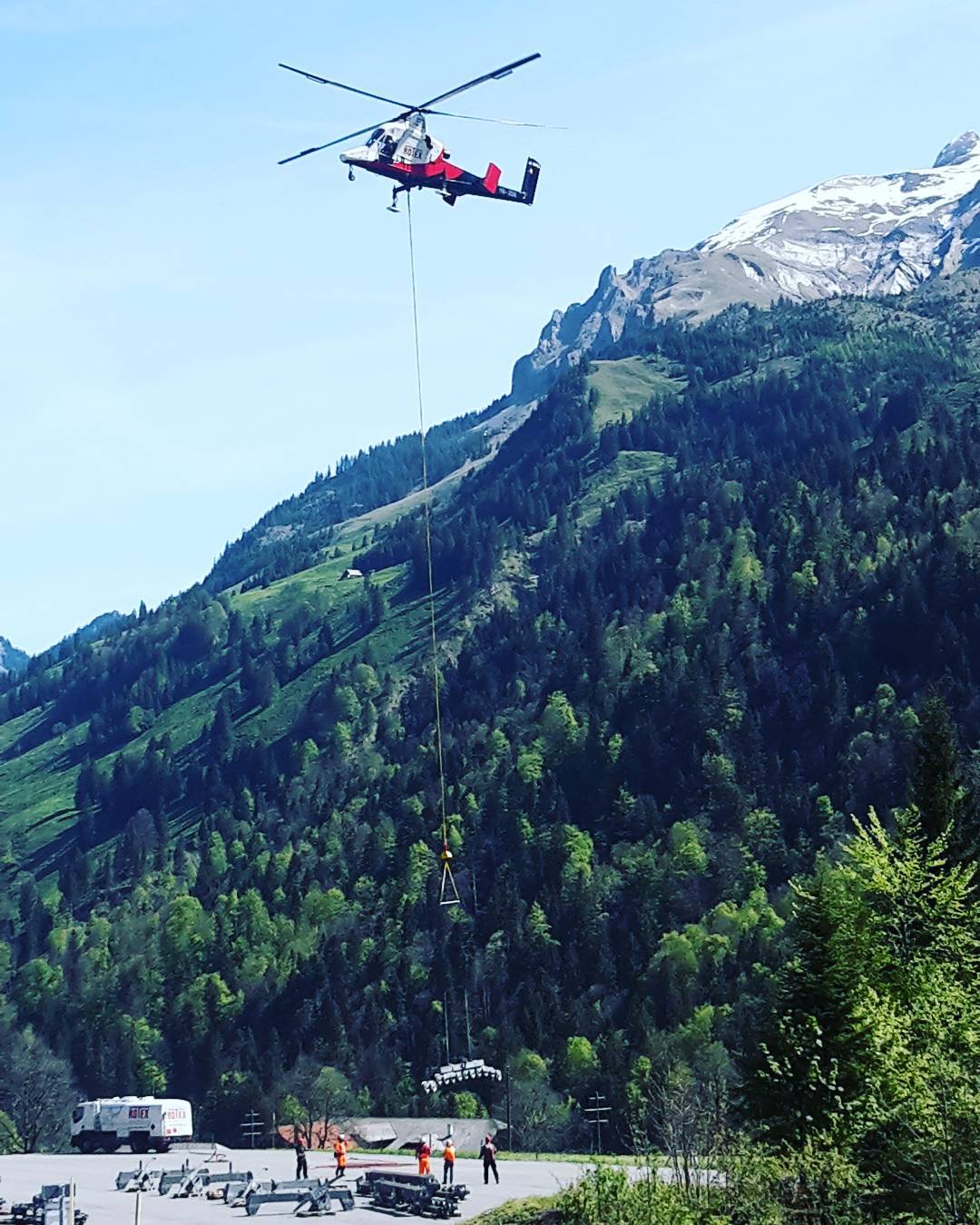 Die Vorbereitungen auf die Sommersaison 2017 laufen auf Hochtouren ☺. Dieses Jahr werden zum ersten Mal Teile der Rollenbatterien der Gondelbahn Stöckalp - Melchsee-Frutt (Jahrgang 2012) zerlegt.#summer #revision #gondola #helicopters #stöckalp  #melchseefrutt