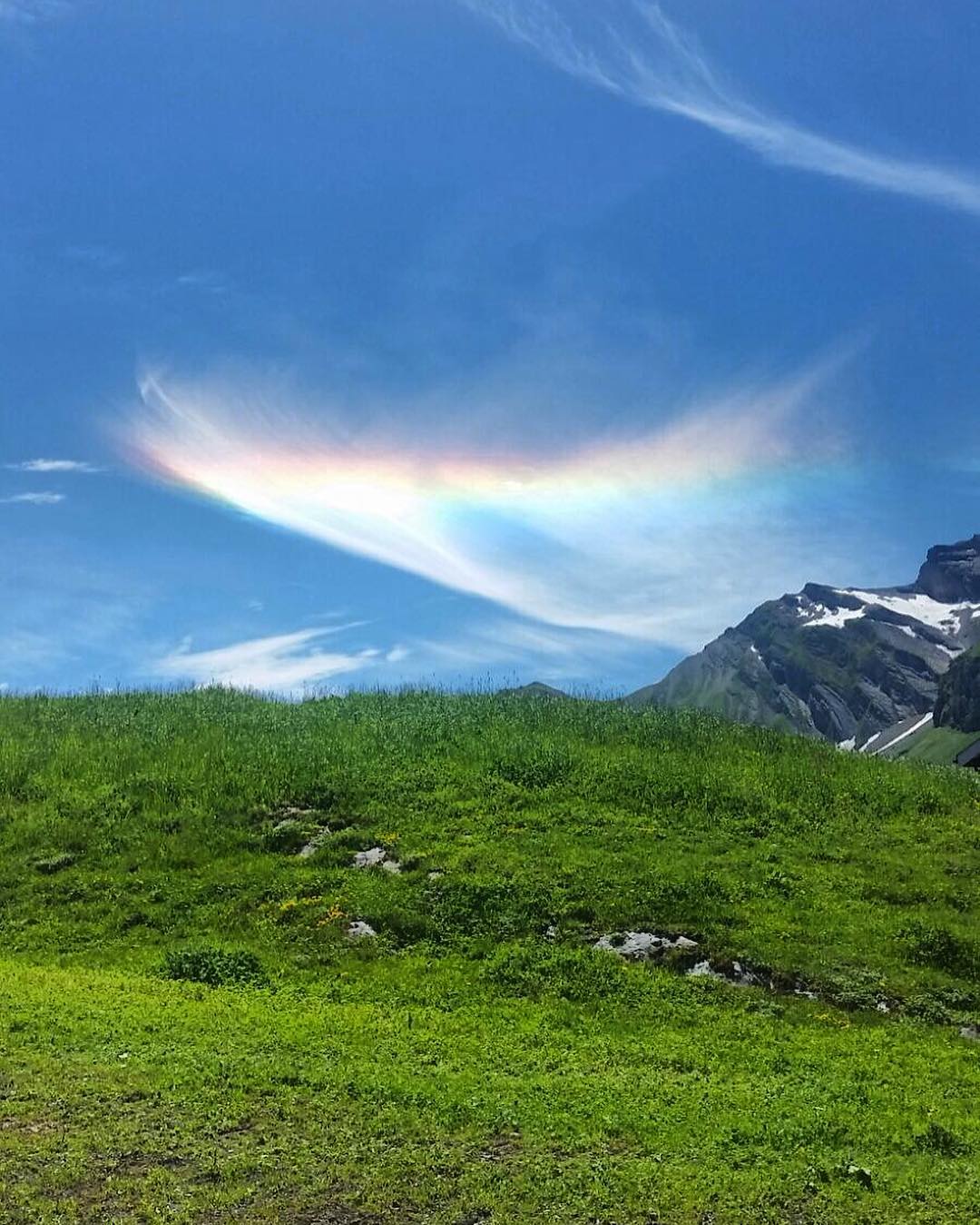 Heute: Ein Zirkumhorizontalbogen über der Frutt. ?? #natureisbeautiful #melchseefrutt #rainbow #stunning #mountains #nature