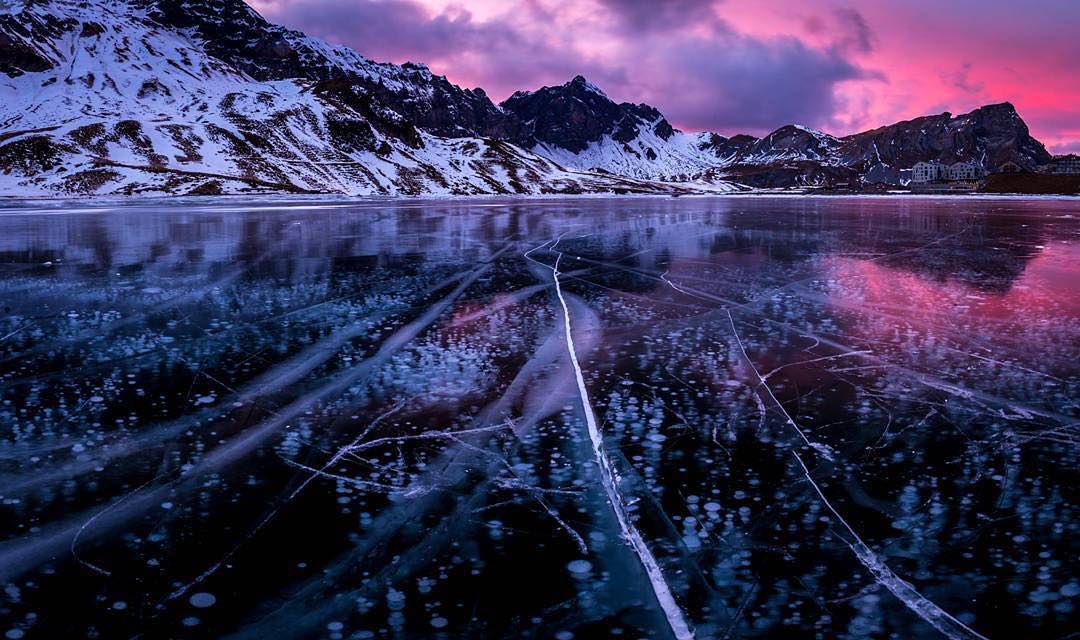 #throwback Wisst ihr noch…?? #Repost @brunzolini
Art on ice  Another shot of a beautiful frozen swiss mountain lake (taken last Christmas eve during sunset). #naturephotography 
#nature 
#obwalden 
#melchsee 
#melchseefrutt 
#kerns 
#ice
#winter
#frozen 
#mountains
#mountainridge 
#landscape
#landscapefotography 
#sunset 
#lake
#mountainlake 
#switzerland 
#schweiz 
#zentralschweiz 
#brunzolini 
#geileslebench 
#outdoor 
#swissspots 
#swissnature
#landscapeporn