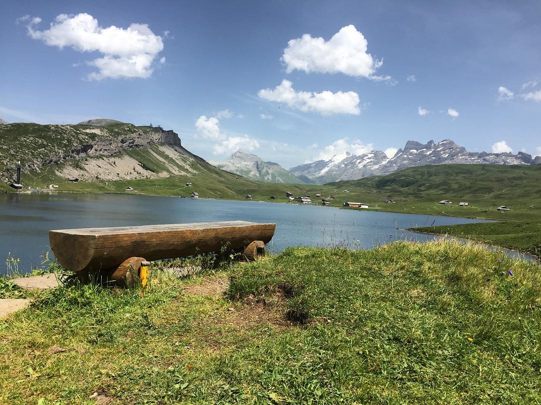 Wärt ihr jetzt nicht auch lieber bei diesem Bänkli?? #melchseefrutt #switzerland #mountains #lake #nature #naturelover #landscape #photography #enjoy #inlovewithswitzerland #swissnature