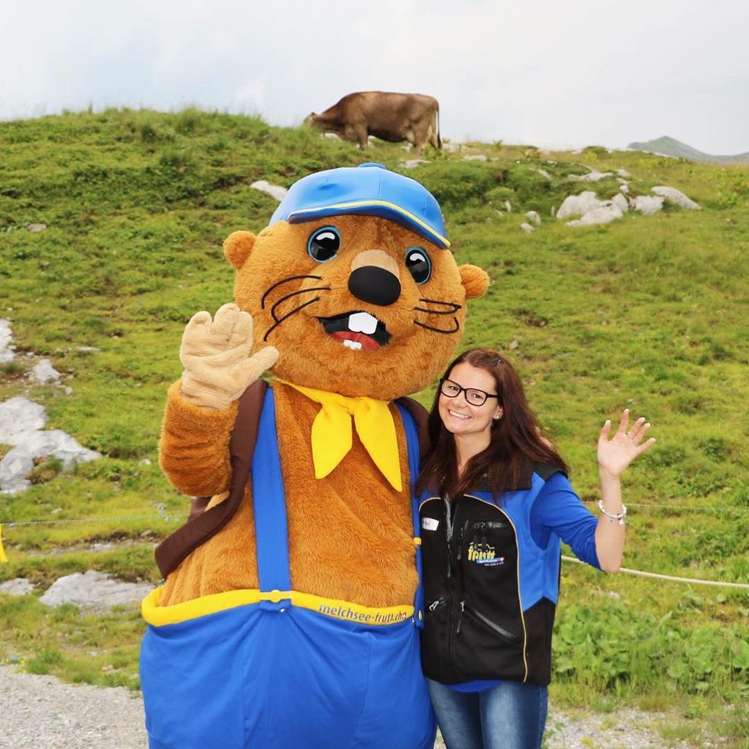 Mitarbeiter Tipp  Janine Köpfli empfiehlt: Triff Fruttli persönlich! 
Während der Ferienzeit ist Fruttli täglich von 15.30 Uhr bis 16.30 Uhr bei der Bergstation Melchsee-Frutt anzutreffen. Ausserhalb der Ferienzeit ist Fruttli jeweils samstags und sonntags bei der Bergstation und begrüsst euch und eure Kinder oder macht gerne ein Foto mit den Kleinen und Grossen. #melchseefrutt #fruttli #fruttliweg #enjoy #nature #inlovewithswitzerland #swissalps #mountains #summer #hiking #adventures