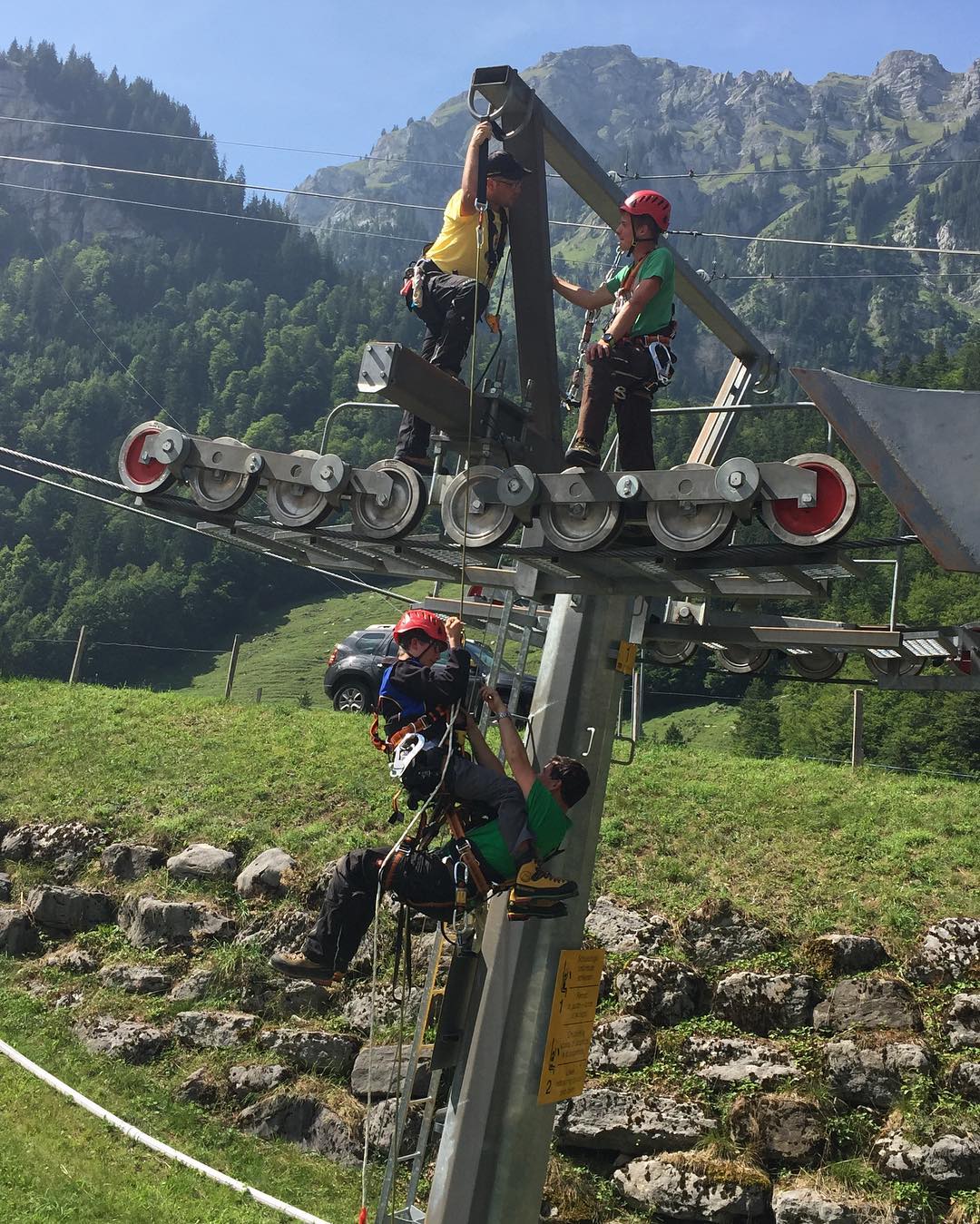 Instruktion der neuen Lernenden für eine Kameradenrettung. ??
#melchseefrutt #stöckalp #summer #work #teamwork