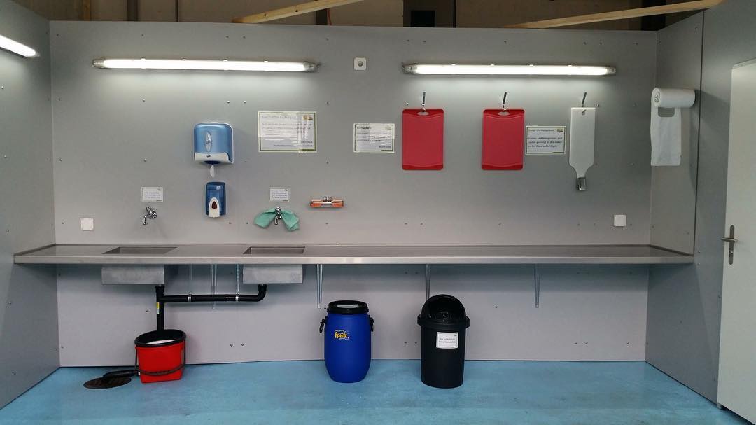 ❗️Neue Fischputzstation und Verkaufsautomat für die Fischerei❗️ In der alten Bergstation wurde neu eine Fischputzstation eingerichtet. Der Raum ist rund um die Uhr zugänglich und bietet die Gelegenheit, Fische auszunehmen sowie den Abfall richtig zu entsorgen. Zudem steht eine Vakuumiermaschine zur Benützung bereit. Vakuumsäckli können beim Büro Gästeinfo Melchsee-Frutt (alte Bergstation) gekauft werden. Wir bitten alle Gäste Ordnung zu halten.  Benötigt ihr zudem Ködermaterial? Der neue Verkaufsautomat in der alten Bergstation auf Melchsee-Frutt bietet Würmer, Bienenmaden aber auch künstliche Köder. Weitere Fischerartikel wie Buldo, Angelhaken oder diverse Löffel sind ebenfalls erhältlich (keine weiteren Einkaufsmöglichkeiten vor Ort vorhanden). Frühaufsteher können beim Verkaufsautomaten ein Tagespatent (Erwachsen / Jugendlich) lösen.? Beim Automaten können mit Münzen wie auch mit Noten (10er / 20er / 50er) bezahlt werden. Euro Noten werden ebenfalls akzeptiert (10er / 20er). Petri Heil! ? #melchseefrutt #new #fishing #petriheil #enjoy #fish #station