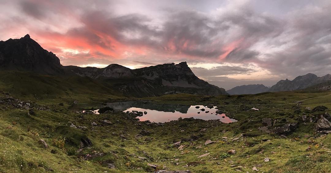 #Repost @staaaz
Mountain view ! 
#enjoyinglifetothefullest #enjoy #mountains #berge #stimmung #melchseefrutt #blauseeli #fishing #fish #lake #mountainlake #bergesee #see #sunset #flyfishing #hochstollen #abgschütz #haupt #clouds #nature #obwalden #switzerland #swiss #alps #swissalps