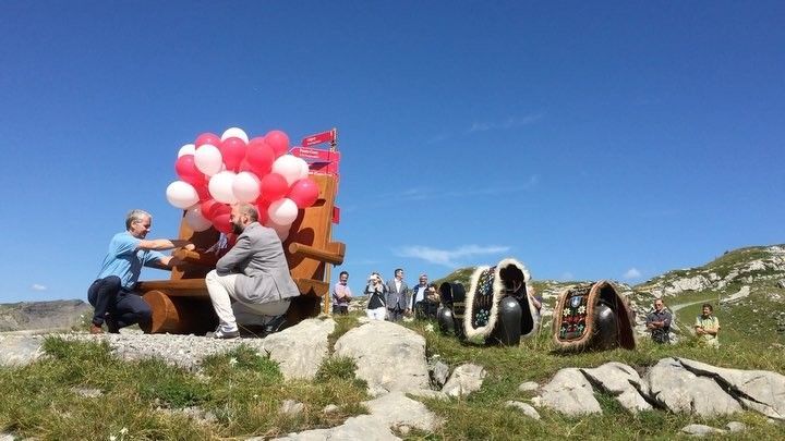 Der zweite Streich: Die Einweihung der Edelweiss-Wanderbank mit herrlicher Sicht auf den Melchsee! Die Sitzbank findet ihr entlang dem Wanderweg vom Frutt-Dörfli  Bonistock. ?? #melchseefrutt #edelweiss @flyedelweiss #bänkli #mountains #swissnature #feier #enjoy #relaxe