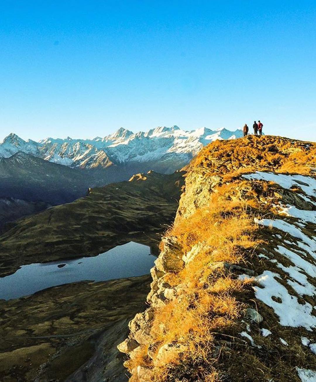 #Repost Wir wünschen allen ein suuuupertolles Weekend!! ♥️ @silvangnos_photography
That morninglight was amazing?? the night before was pretty cold and we were just waiting on this edge so the sun could warm us all up? have a nice day!✌?
