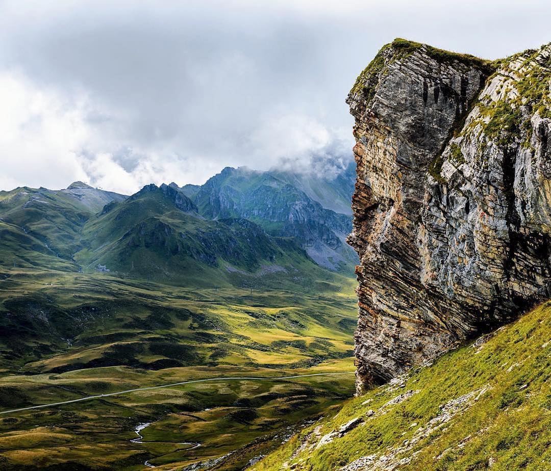 #Repost @hanno.svoboda Another nice view from our walk up #bonistock in Melchsee-Frutt #melchseefrutt #switzerland #alps #iloveswitzerland #wanderlust #rock