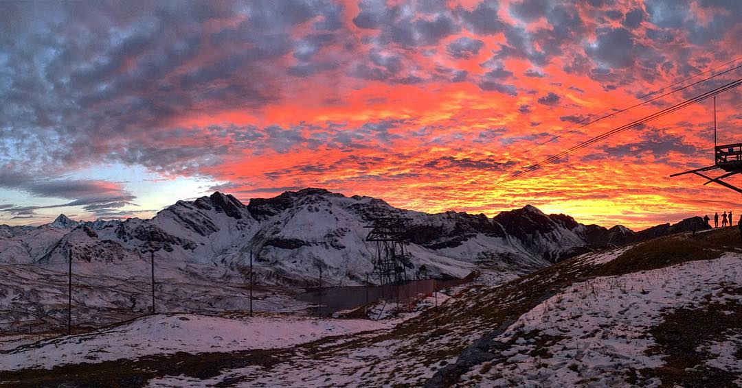 ??
#Repost @diana_on_the_road
Evening mood vs. Morning mood at the @melchseefrutt .  #sunset in the #mountains #freshsnow #winteriscoming
.
#morningmood #fog in the #mountains #newsnow