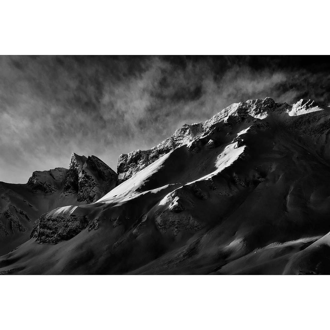 ? #Repost @habeggerphoto
#switzerland #frutt #melchseefrutt #glogghüs #mylove #swissmountain #swiasalps #myswitzerland #landscape #bw #blackandwhite #snowcover