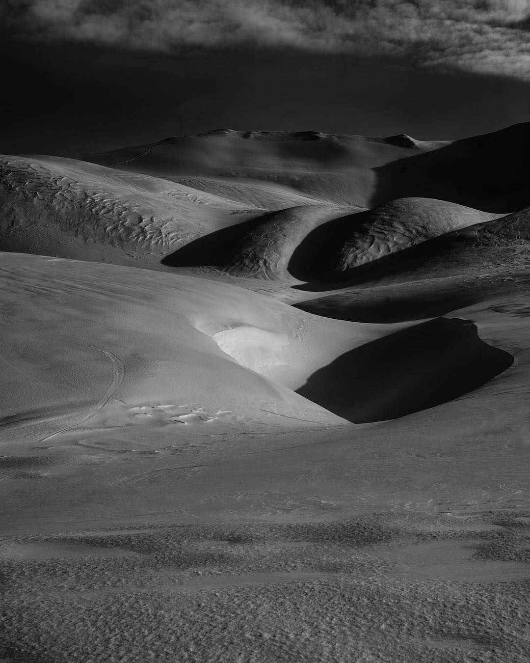 #Repost @sebastian.motscha
・・・
1 Tag auf der Suche nach Schwarzweiss Motiven gestaltet sich nicht so einfach.  #motivation ?? #challenge 
#melchseefrutt #kerns #mountain #blackandwhitephotography #blackandwhiteonly #blackandwhite #schwarzweiss #naturephotography #landscape #landscapephotography #travel #hiking #sanddunes #snowdunes