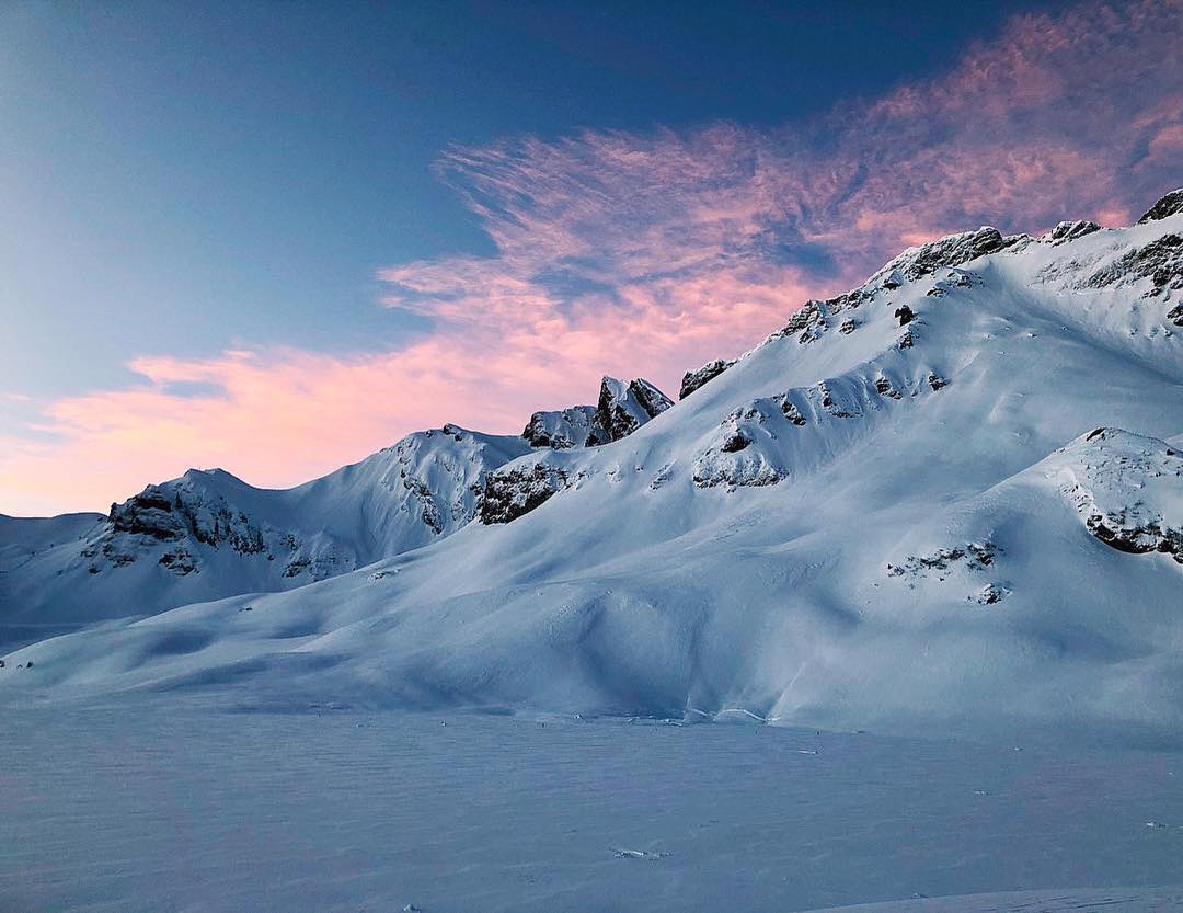 #Repost @tanja._.katharina
・・・
Hello beautiful day ?
~
#beautiful #landscape #sunrise #clouds #mountains #swissalps #skiing ⛷ #winter #wintertime #winterlove #snow #mountainair #feelthealps #winterwonderland #nature #melchseefrutt #obwalden #photography #inlovewithswitzerland #switzerland @melchseefrutt