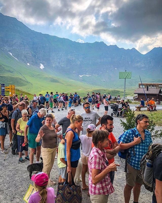 Gestern war Geduld gefragt.☝️ Mehr als 2600 Gäste flüchteten am gestrigen Tag vor der grossen Hitze ? auf Melchsee-Frutt. 
Doch egal wie gross der Ansturm auch ist, unser Team ?‍?‍?‍? ist stets bemüht und gibt sein Bestes, dass auch jeder Gast sicher im Tal ankommt. ?⛰
