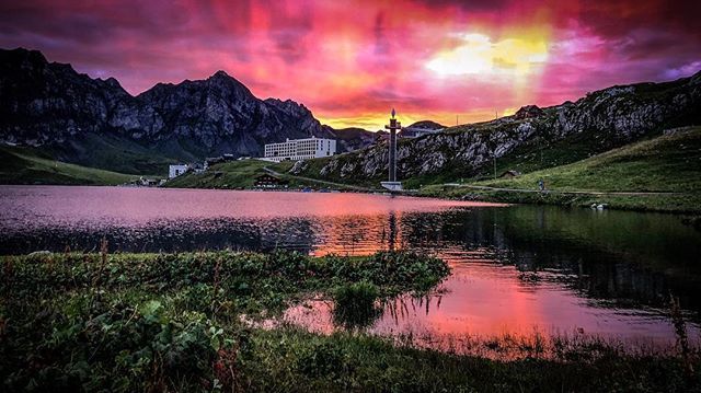 Auch nach einem heftigen Gewitter ⛈ , welches sogar unsere Gondelbahn? außer Betrieb setzte ❌, zeigten sich der Himmel und die Berge später in einem atemberaubend Abendrot?.