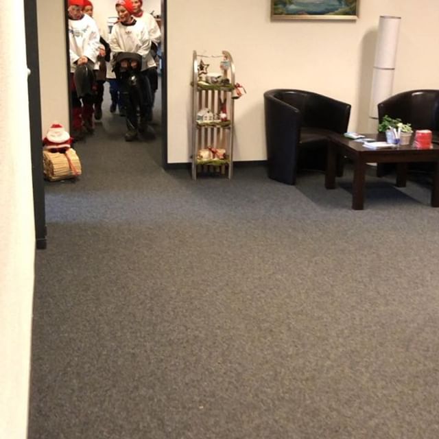 Heute besuchte uns dr Samiglais mit den Schmutzlis und seinen starken Trinklern. 
Vielen Dank für Nüssli, Mandarindli und Lebkuchen. Und wir sind froh, dass der Schmutzli niemanden von uns im Sack mitgenommen hat 😊
#danke #tradition #sanktnikolaus #melchtal