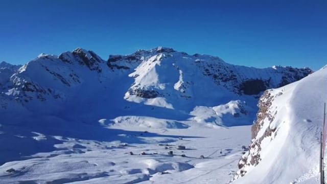 Was für einen gigantischen Ausblick auf das Hochplateau Melchsee-Frutt.😍 Verkleidet in einem weissen Wintermantel ❄️🙈
–
#winter #melchseefrutt #winterwonderland #vorfreude #inlovewithswitzerland