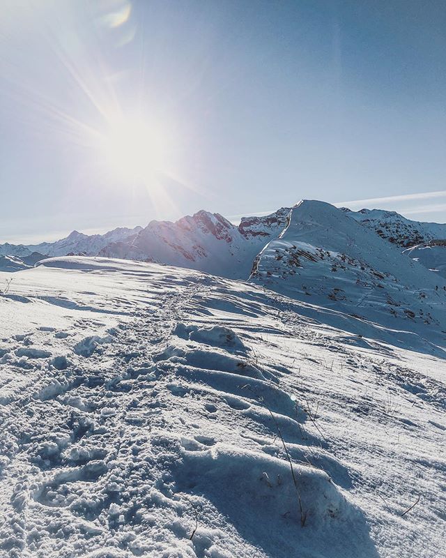 Nach stürmischen Tagen wurden wir heute wieder einmal reichlich von der Sonne verwöhnt ☀️ . Das Gute: Auch in den nächsten Tagen bleibt die Sonne präsent und wir können uns auf tolles Wetter freuen.
–
Na dann, nichts wie los auf Melchsee-Frutt ❄️😍🙈