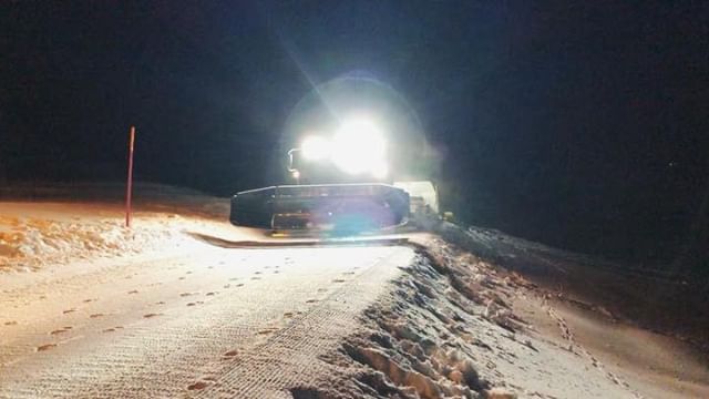 Na wer kommt denn da angefahren🤔? Wen man nicht alles antrifft bei einem solch abendlichen Spaziergang🙈❄️.
–
Unser Team ist stets bemüht und mit Leidenschaft bei der Sache um für optimale Verhältnisse und beste Sicherheit zu sorgen. –
Das Team der Sportbahnen Melchsee-Frutt 😉