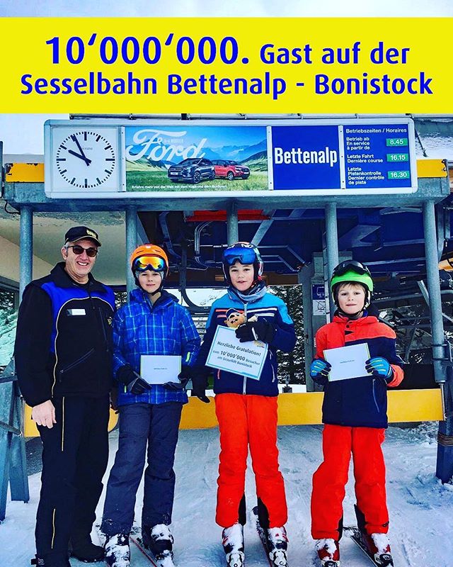 Heute um 9:51 Uhr ging der 10‘000‘000. Gast durch die Schranke beim Sessellift Bonistock.
Der Jubiläumsgast Roby Michel erhielt ein Geschenk (2 Sommertageskarten & ein Plüsch-Fruttli), welches er mit seinen Kollegen Linus und Lukas teilte.
#bonistock #sessellift #jubiläum #silvester