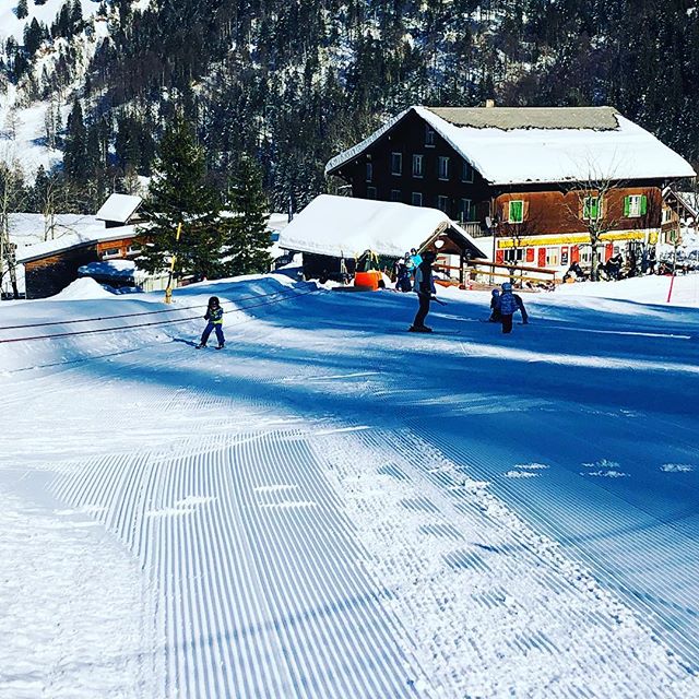 ❄️Pfideri-Lift❄️Gleich bei der Talstation Stöckalp steht nun ein Schlepplift für unsere kleinsten Skifahrer zur Verfügung. Das Benützen des Pfideri-Lifts ist für Gross und Klein kostenlos. Viel Spass ⛷#skifahren #pfiderilift #schlepplift