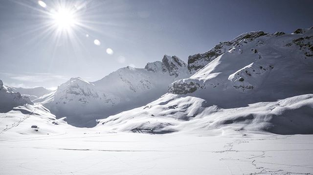 Der Melchsee – im Sommer blau schimmernd und nicht zu übersehen, im Winter dick unter Schnee und Eis versteckt ☃️